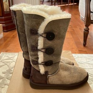 UGG triple Bailey Button in Bomber